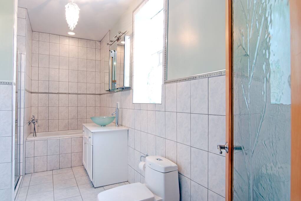 This is the master bath connected to the bedroom with the king size bed. Yaaaayy!!!