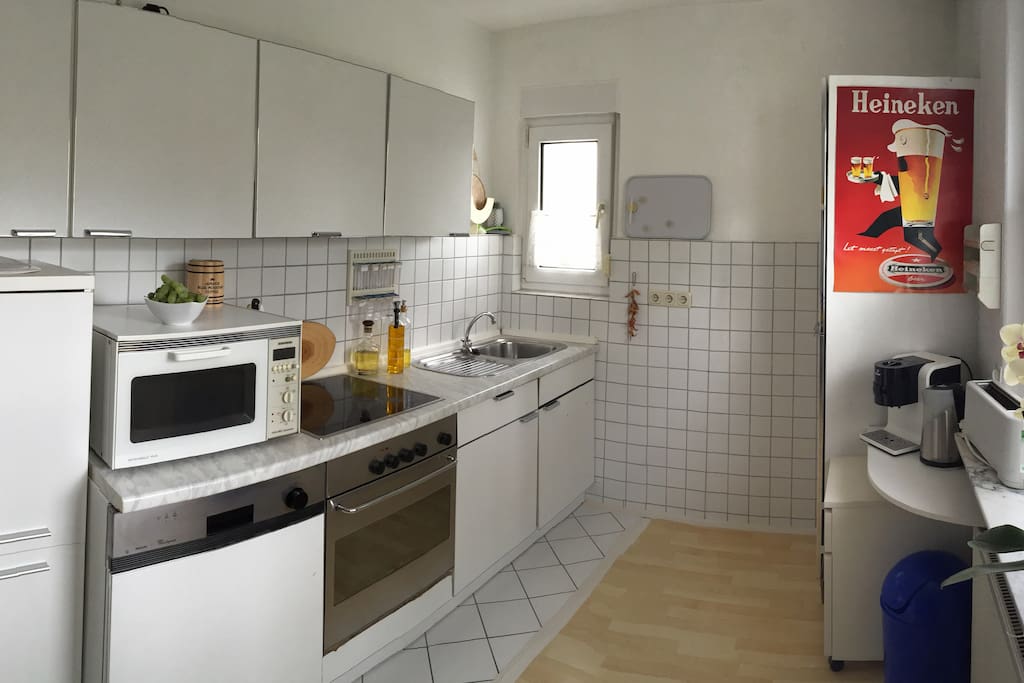 voll funktionstüchtige Küche + Geräte (Ofen, Herd, Mikrowelle, Spülmaschine, Kühlschrank, Kaffeemaschine, Toaster)