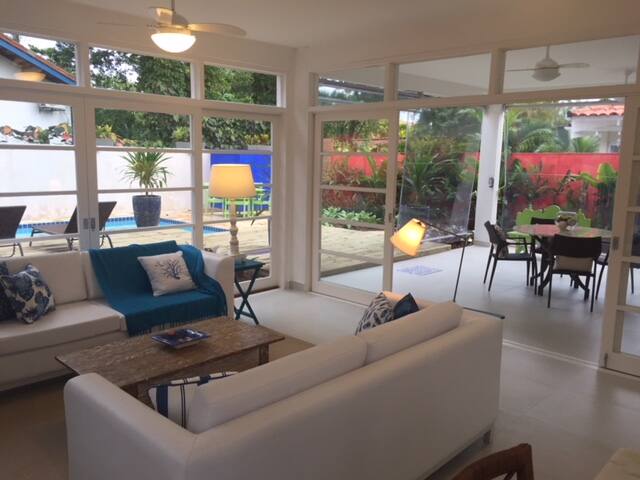 Casa charmosa em condomínio em frente a praia