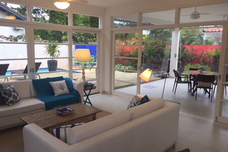 Casa charmosa em condomínio em frente a praia