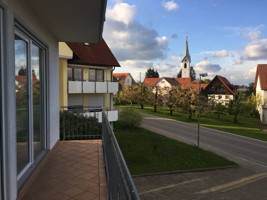 Blick vom Wohnzimmerbalkon- im Hintergrund unser idyllisches Dorf!