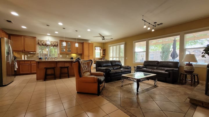 Country Club, Cozy Home With Community Pool - Indio, CA
