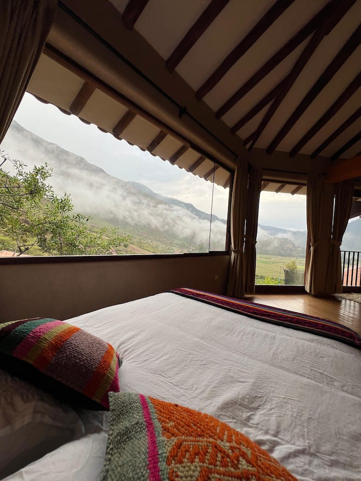 ห้องนอนพร้อมเตียงควีนไซส์และเตียง 1.5 หลัง