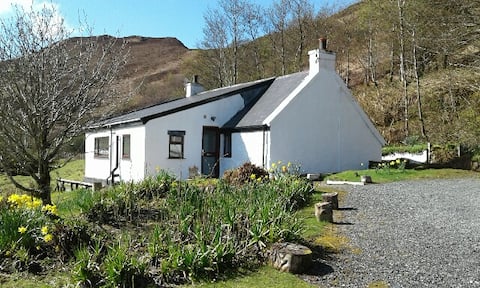 Highland cottage with sea views - Bramble Cottage