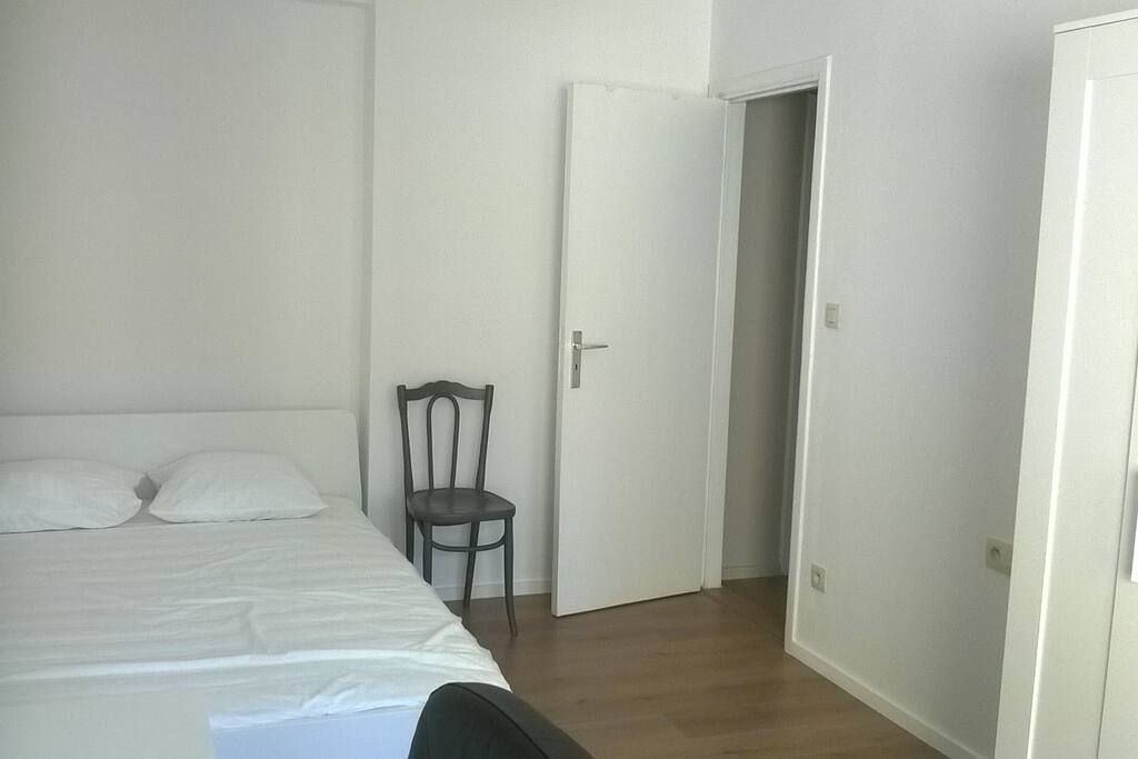 Chambre 1 : Lit double, équipement neuf.