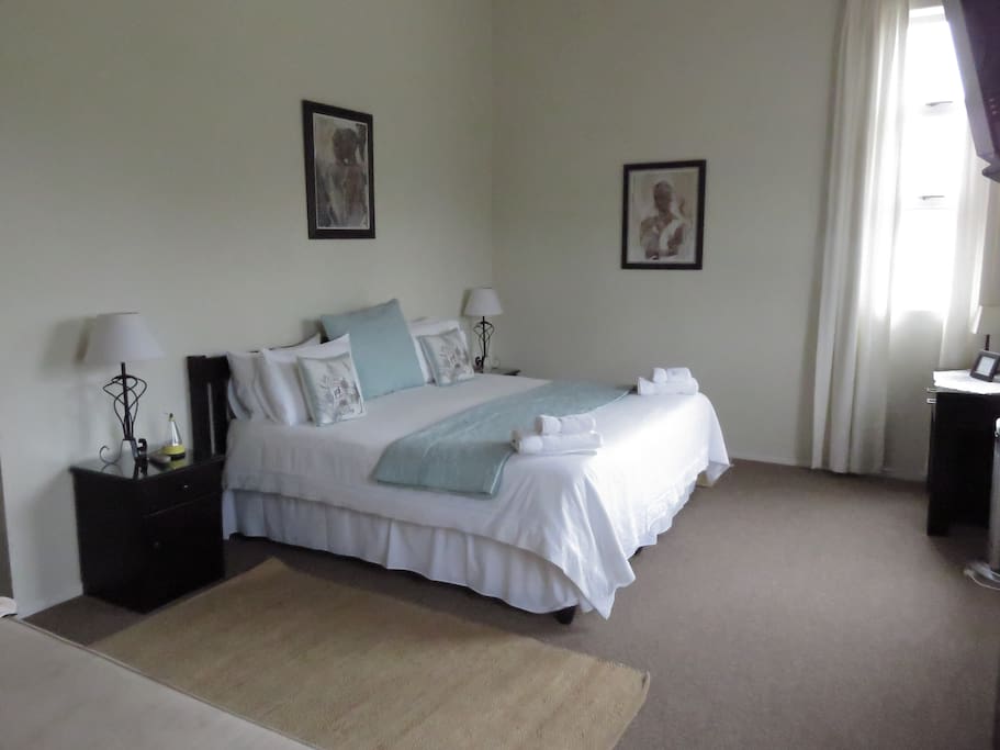 Bedroom with either twin or king bed, en-suite bathroom