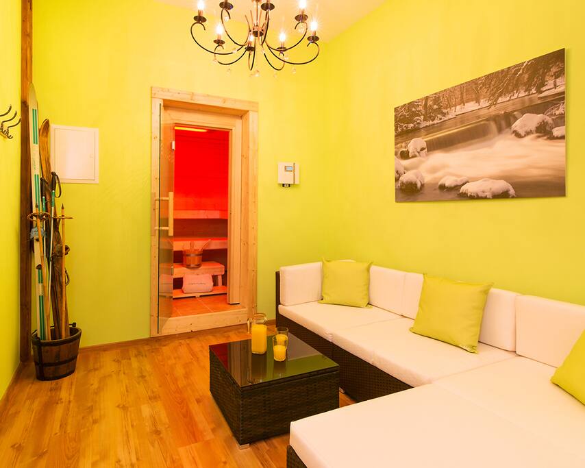 Sauna mit Farblichttherapie und Relaxbereich in der Wohnung !