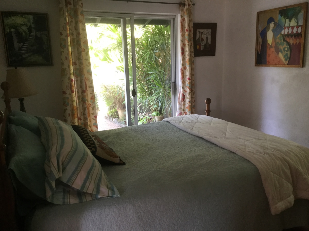 Gezellig queensize bed 