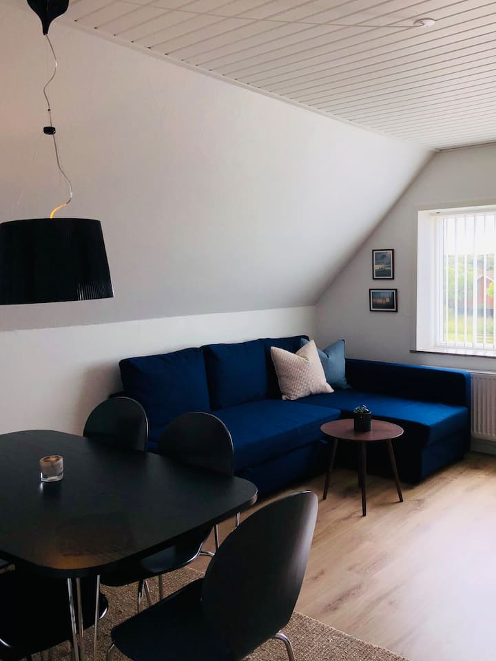 Трпезарија со кауч на спуштање за 2 лица