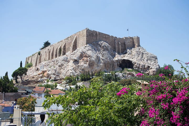 A lovely and spacious apartment near Acropolis