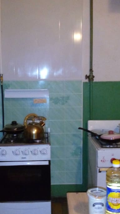 Кухня комфортная и свободная,.. но возможно, вам будет достаточно и микроволновки в комнате, т.к. город интересен своими кофейнями и доступными кафе!))