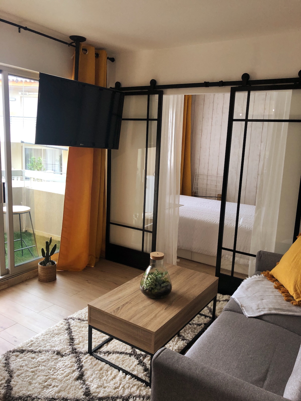 Annonce Airbnb populaire: Downtown - Charming refurbished studio à Cavalaire Sur Mer