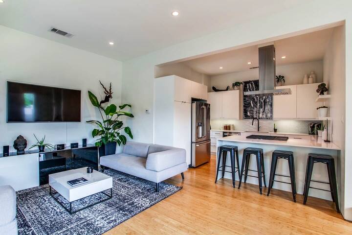 Modern Oasis. 2 homes connected gallery image 4