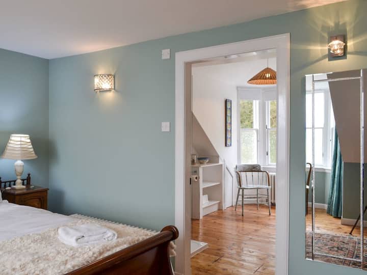 Spavaća soba u potkrovlju i kupaonica s bračnim krevetom