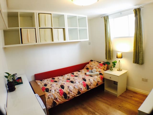 304 Single Budget cosy Piccadilly