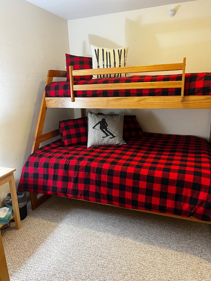 غرفة نوم ثالثة ، سرير مزدوج على سرير كامل بطابقين. غرفة داخلية ، بدون نافذة 