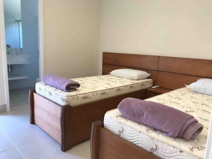 3号套房- 2张单人床，带阳台。