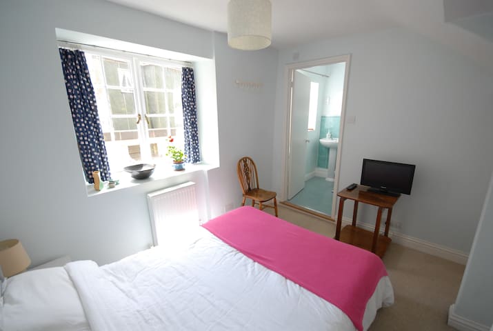 Bright ensuite double in the heart of Lyme Regis
