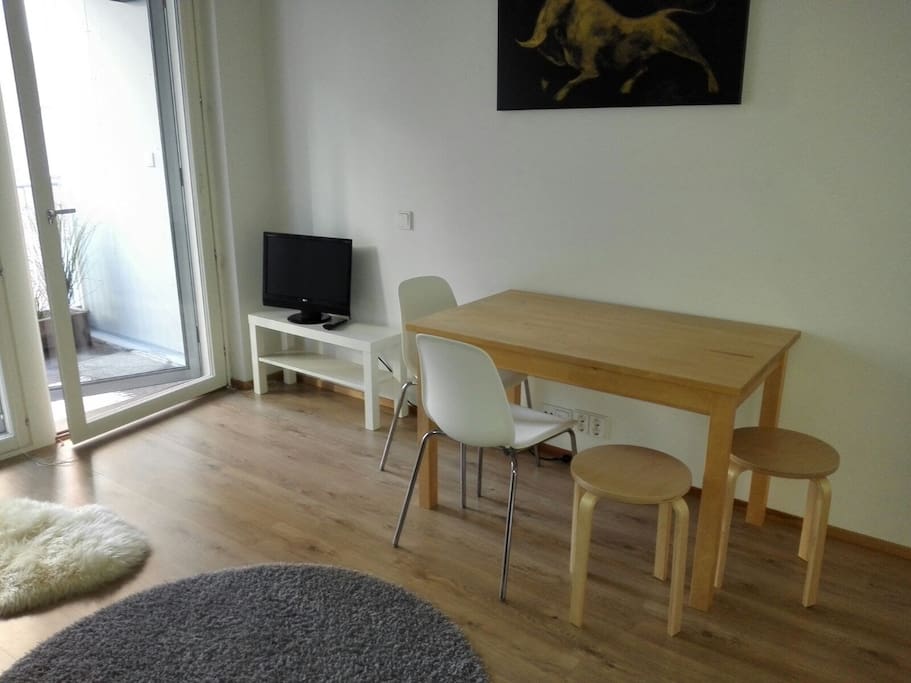 Olohuone ja keittiöseinä parvekkeella. Living room and kitchen with balcony.