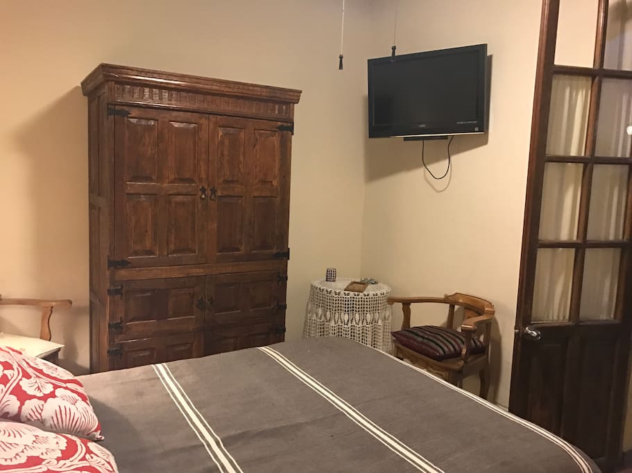 La habitación cuenta con armario, tv con cable y mobiliario para hacer más confortable la estancia.