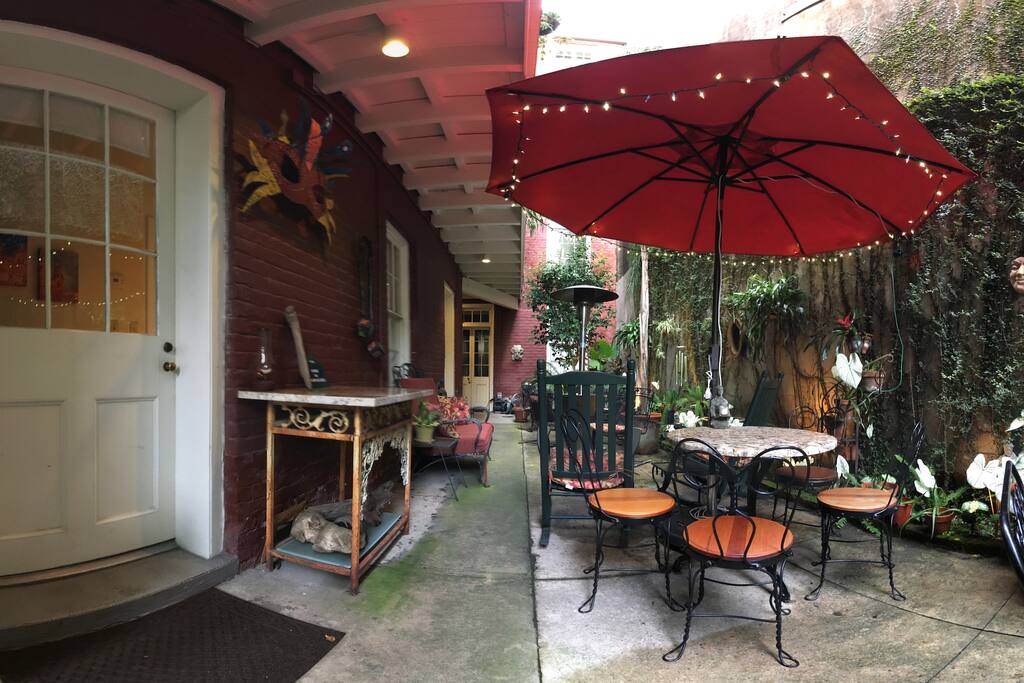 The entrance to the apartment from the courtyard.
