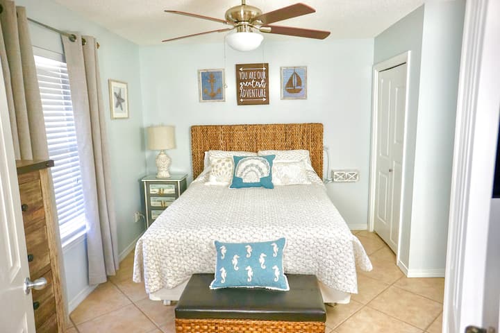 Bračni krevet (160x200) s TV-om od 81cm i Roku playerom