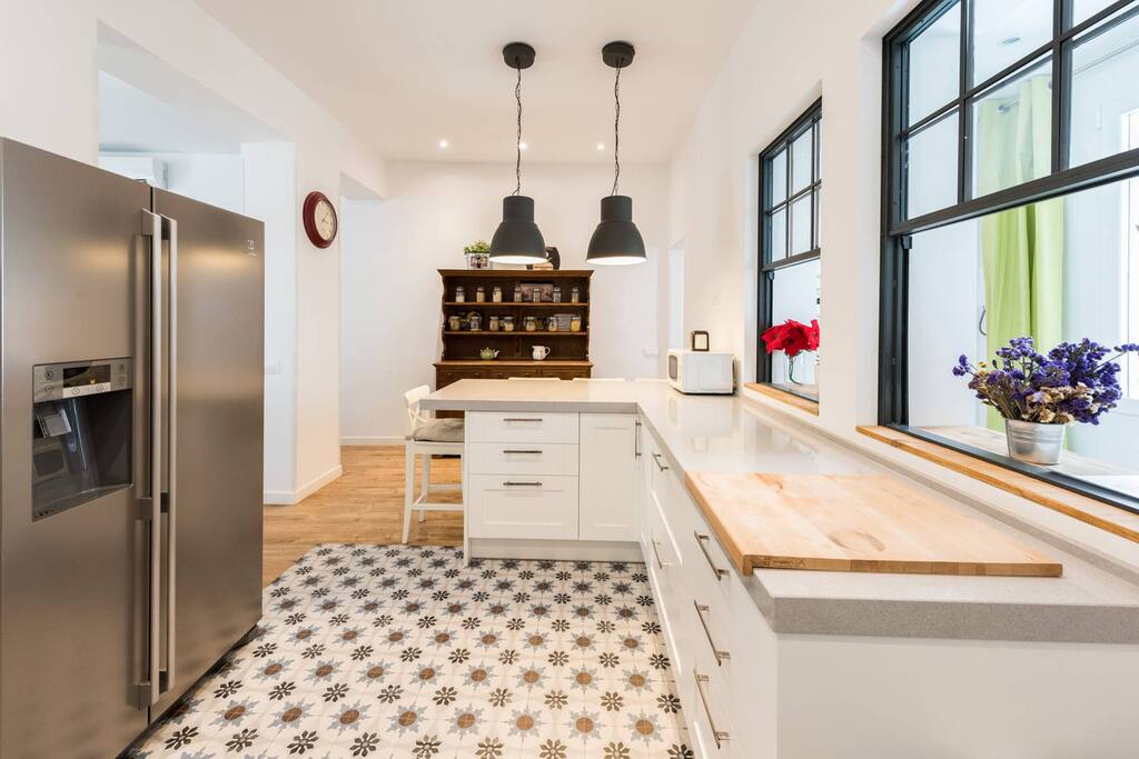 Open Kitchen (20 m2 = 215 sq ft!)