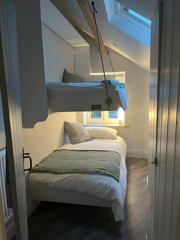 Izba s 2 jednolôžkami. Najpríjemnejšie a najintímnejšie bývanie v chate. Zatemňovacie žalúzie do okna Velux aj vonkajšieho okna zaisťujú dobrý spánok.