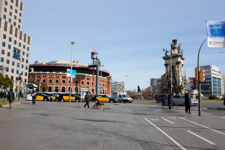 Proche Plaza España, Aéroport, Salons, Train Sants - Barcelona