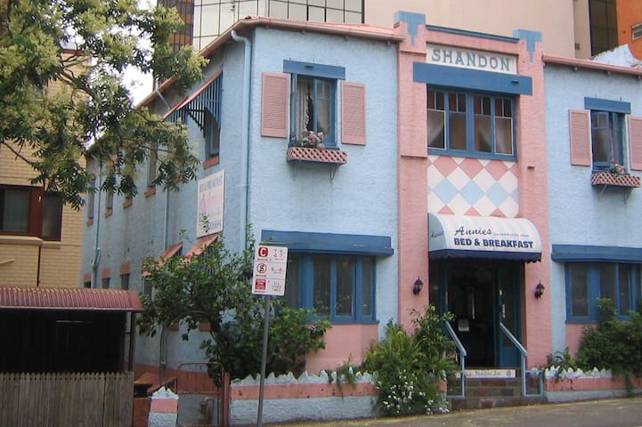 c) Single Room, 200m Central Station, 400m to CBD