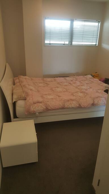침실2. 퀸사이즈 침대와 semi Ensuite 욕실 갖춘 두번째 침실