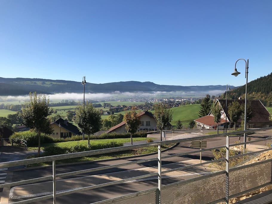 Vue sur Morteau et la suisse voisine depuis les 40m2 de la terrasse couverte.