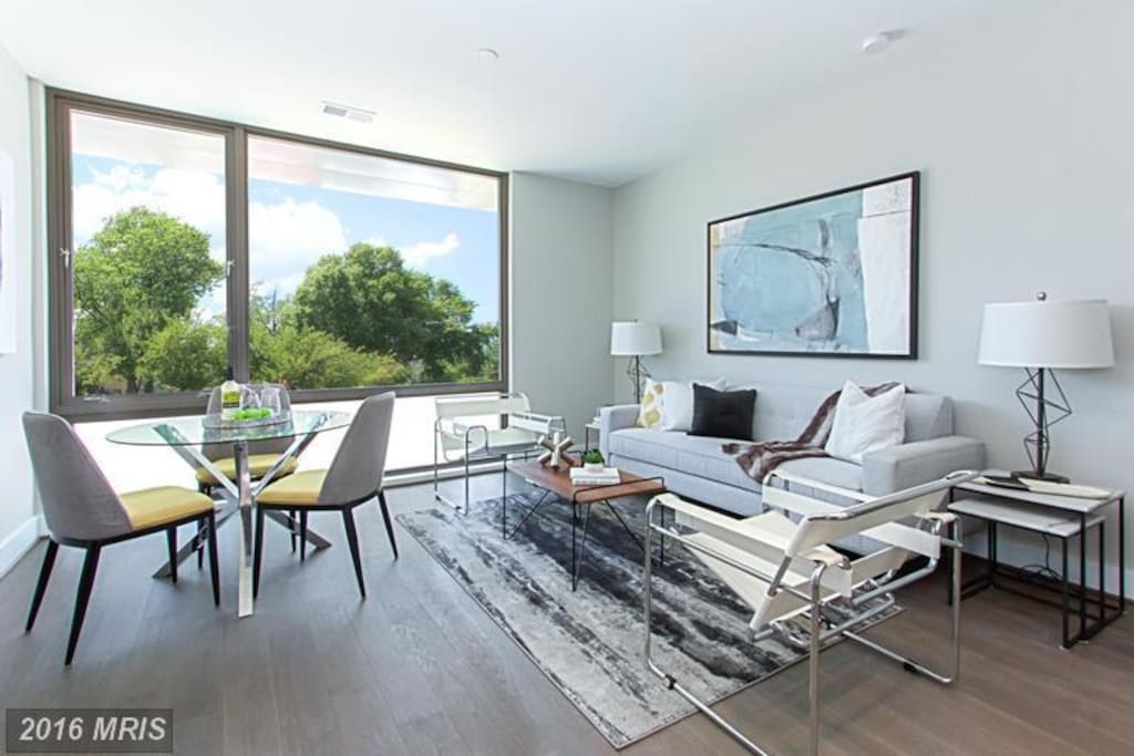 Floor-to-ceiling Views of Pennsylvania Avenue
