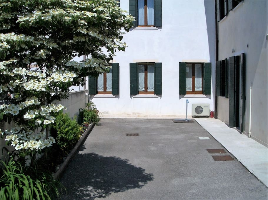 Scoperto privato, parcheggio, giardino.