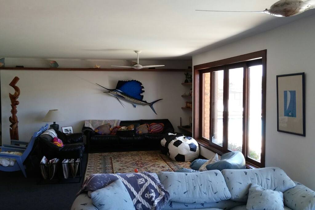 Sala de estar. Acomoda facilmente 20 pessoas