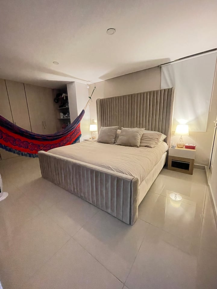 Chambre principale avec salle de bain attenante