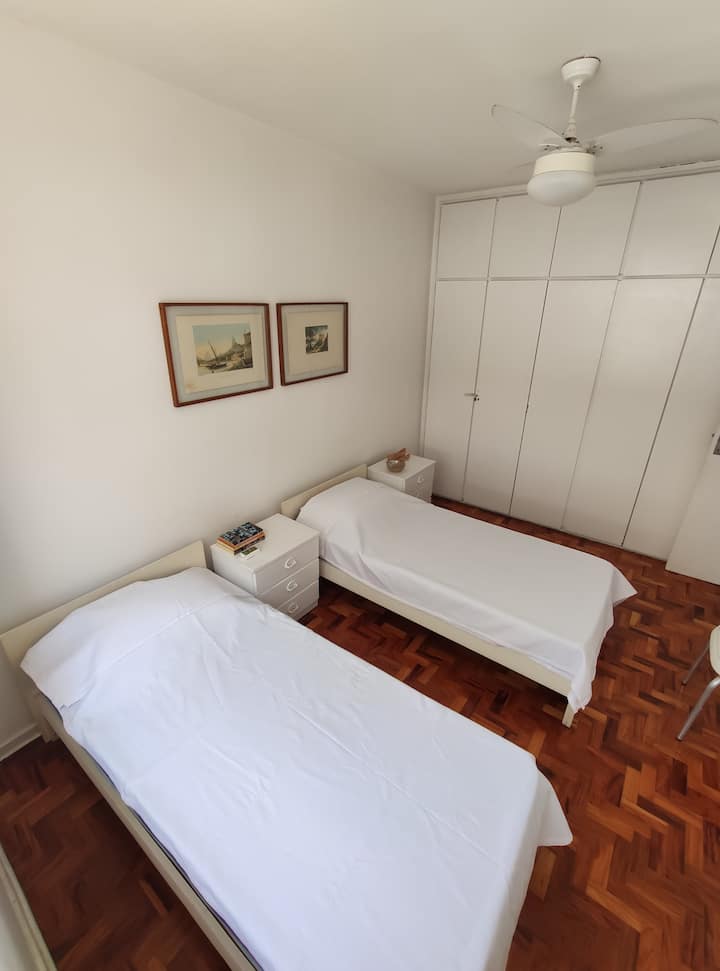 Camera 2: due letti singoli + materasso aggiuntivo da mettere sul pavimento.