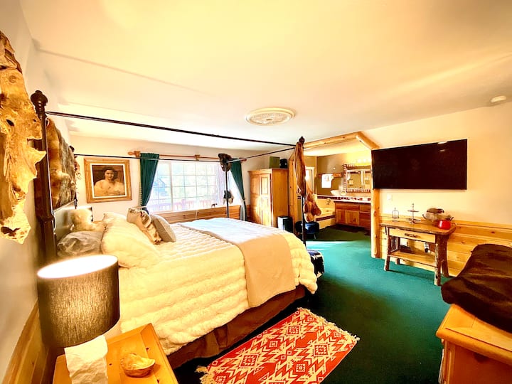 Kifahari Kubwa MasterBedroom na ensuite Master Bath na Cal King Godoro na  65 inch LG Smart TV 