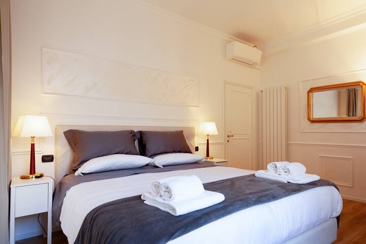 Ponte Vecchio Luxury Apartment gallery image 2