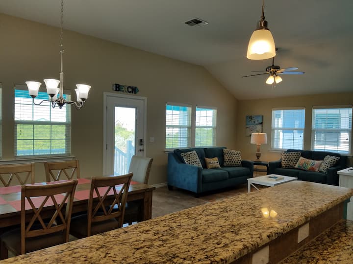 Vista dell'ingresso principale dalla cucina. 