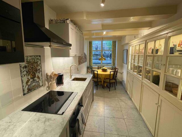 Canal view Keizersgracht – 17th century town house gallery image 5