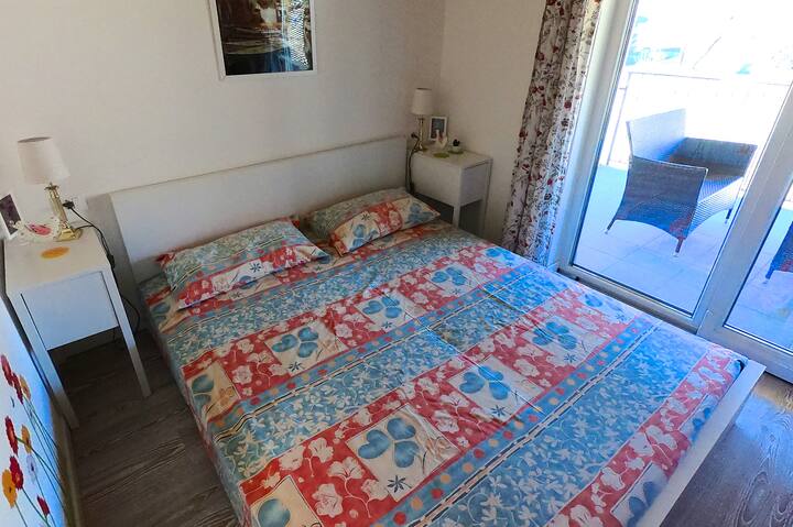 ห้องนอนพร้อมระเบียงและวิวชนบท