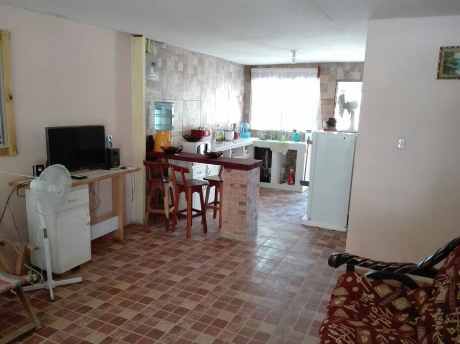 La casa tiene tv cable,cocina,microondas,refrigerador ,platos vasos,ollas y cubiertos.