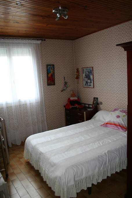 Chambre 2 lit en 140 2 commodes + une armoire penderie