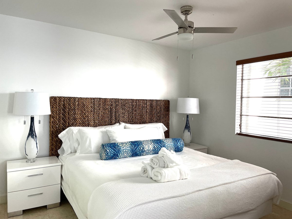 Bračni krevet (180x200) na 1. katu. Sunčeva svjetlost i palme u svakom prozoru!