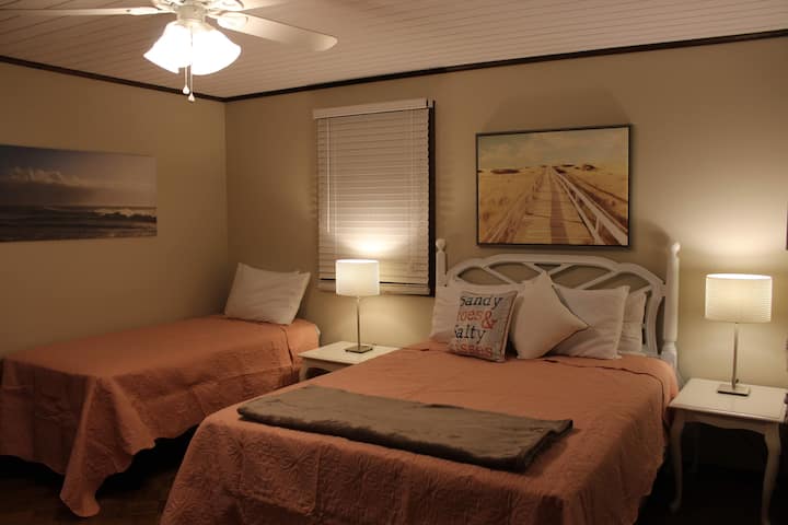 Varje sovrum på övervåningen har 1 dubbelsäng, 1 dubbelsäng, skrivbord och stol, garderob, takfläkt och smart-TV