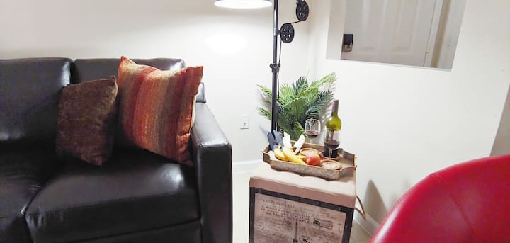 Მისაღები ოთახის კუთხის დეკორაციები.