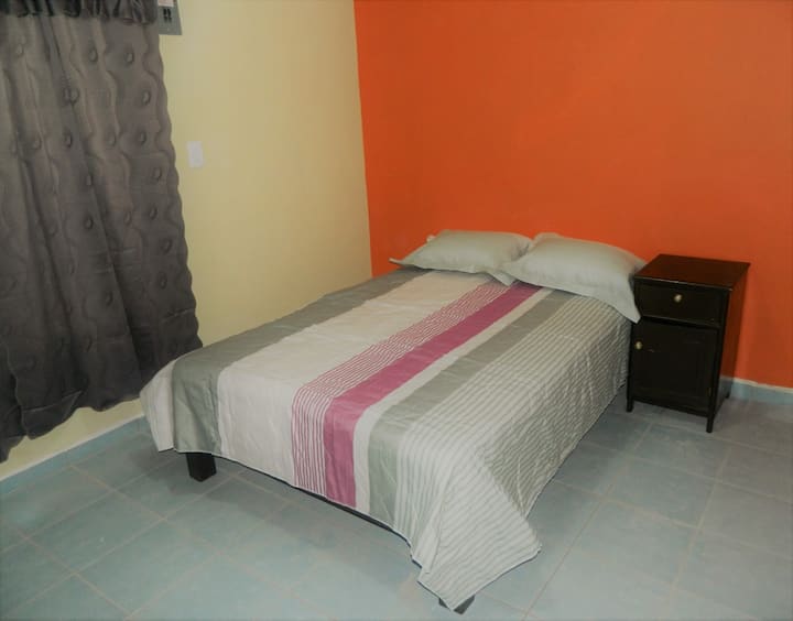 第三间卧室有1张双人床，有独立卫生间