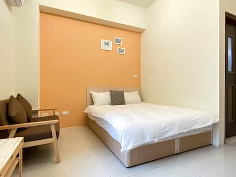 [Private washing machine] One Middle Street Double room · Sofa · Balcony · Work desk · Fast dryer