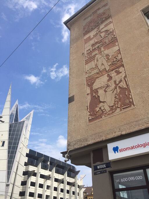 Fasada budynku na pierwszym planie